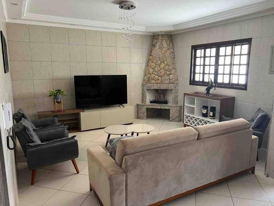 Casa adorável com 6 quartos, piscina, sauna, lareira e academia
