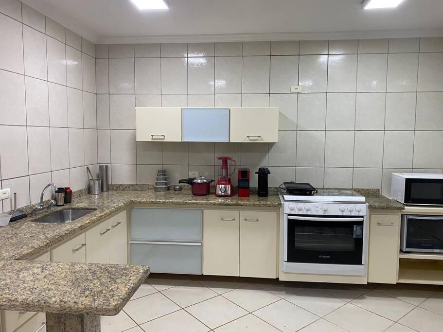 Casa adorável com 6 quartos, piscina, sauna, lareira e academia