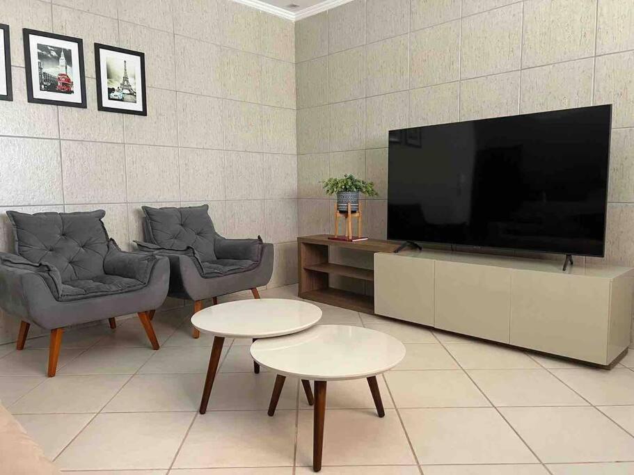 Casa adorável com 6 quartos, piscina, sauna, lareira e academia