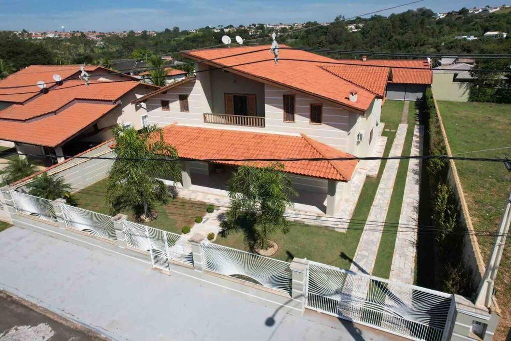 Casa adorável com 6 quartos, piscina, sauna, lareira e academia