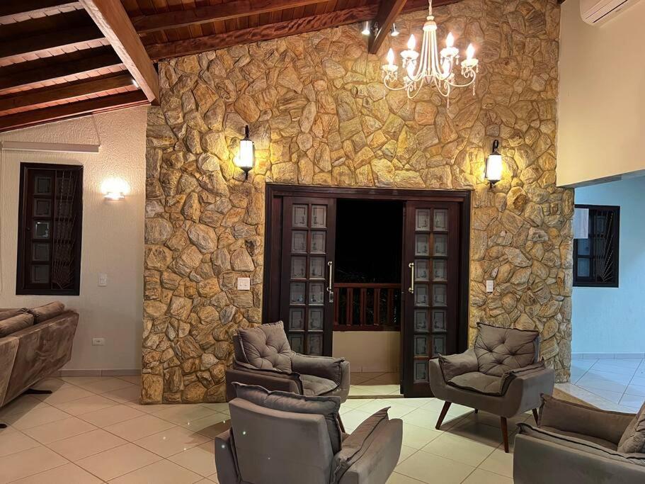 Casa adorável com 6 quartos, piscina, sauna, lareira e academia