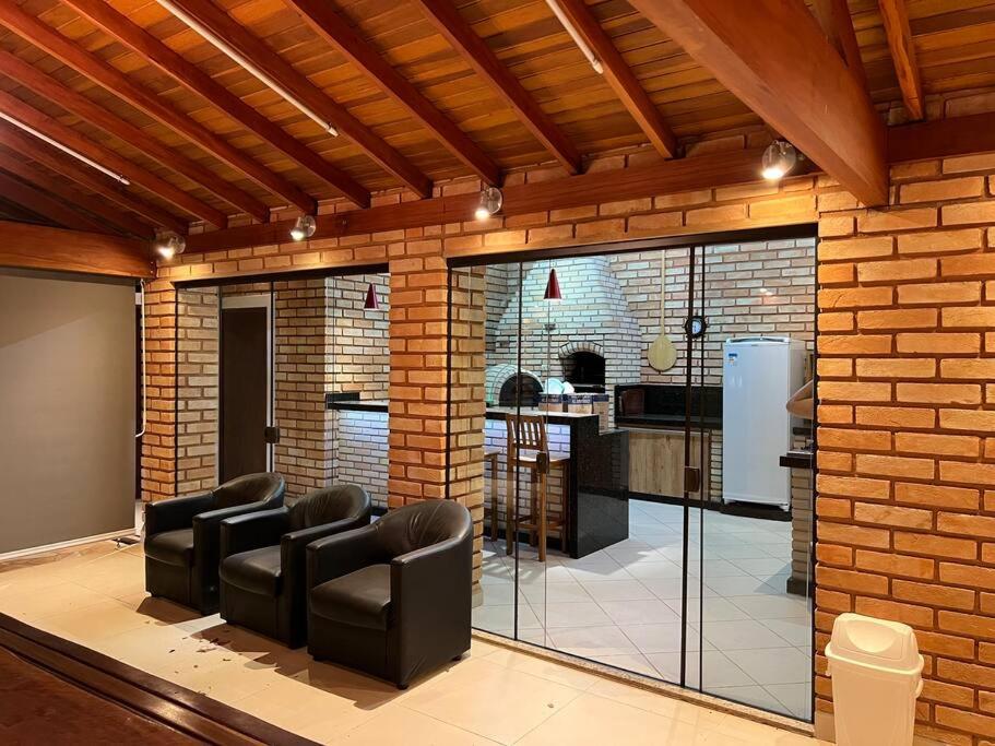 Casa adorável com 6 quartos, piscina, sauna, lareira e academia