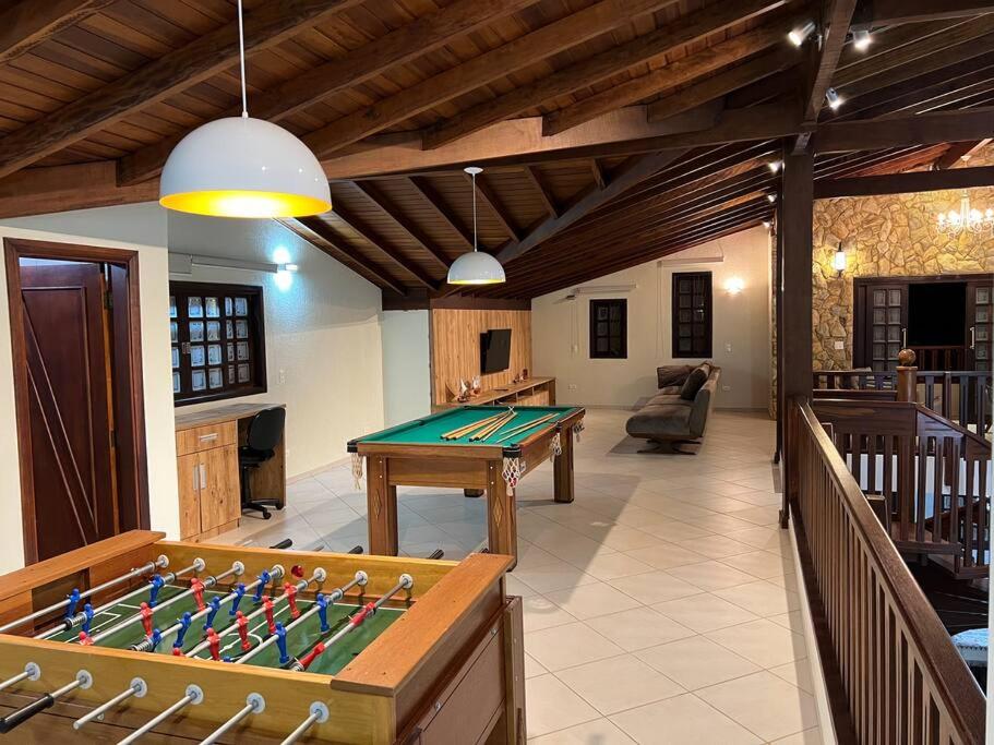 Casa adorável com 6 quartos, piscina, sauna, lareira e academia