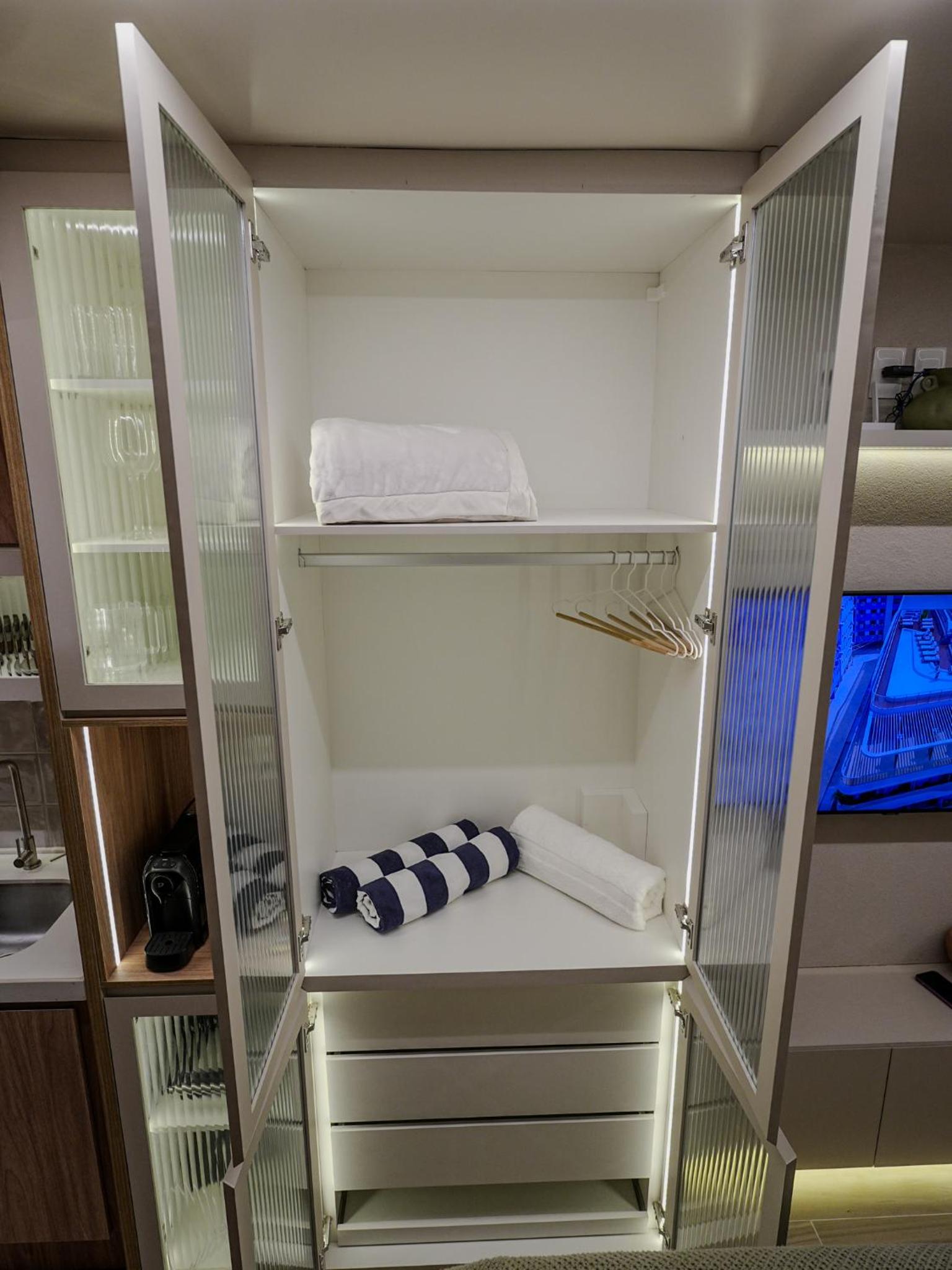 Setai Yacht Premium #307 by AcalMar Flats