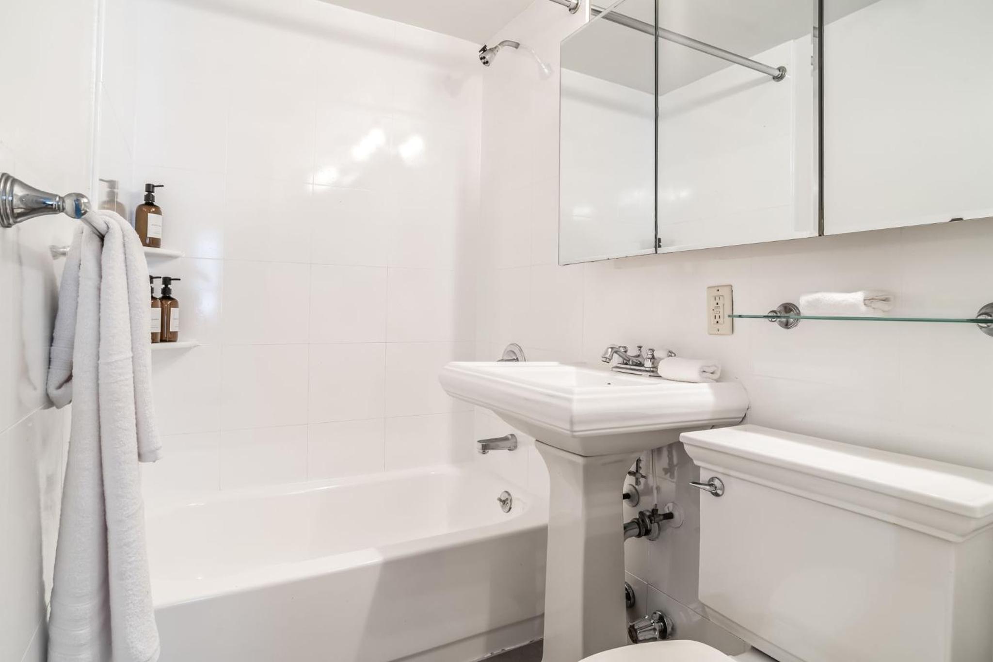 Charming 2-Bed 1-Bath Apartment in Turtle Bay
