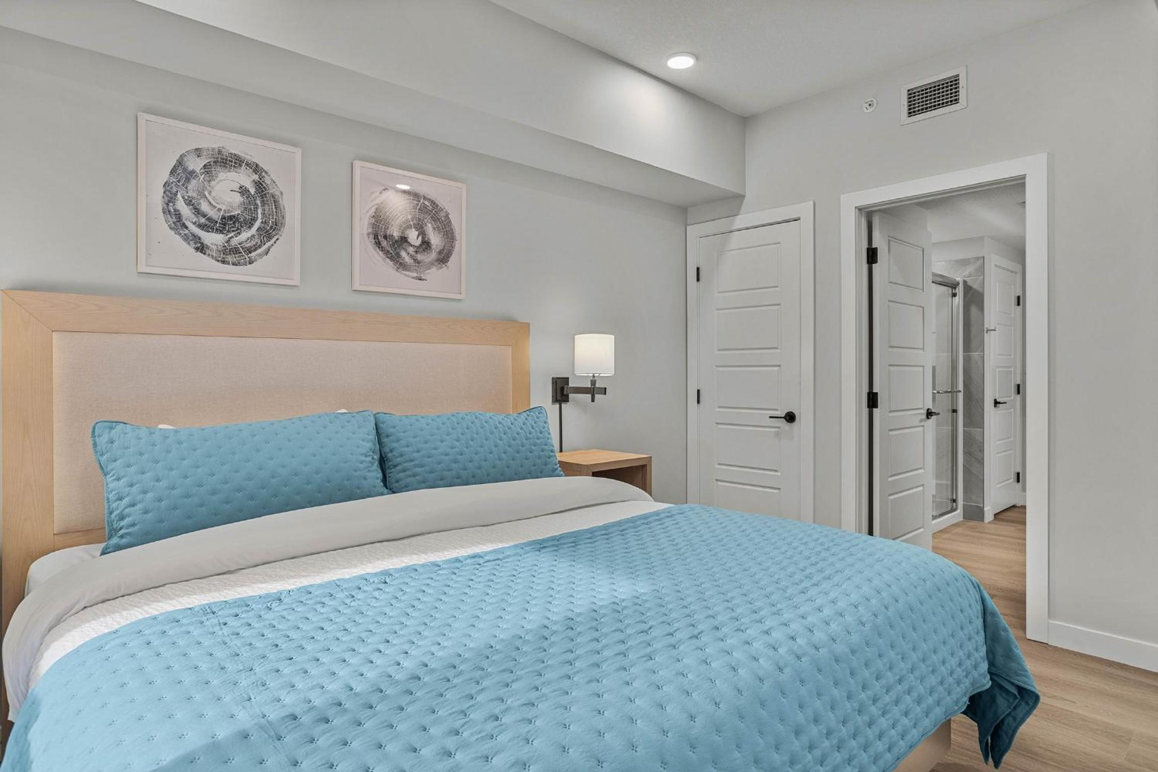 Perfect 3 bed-2 bath Top Floor Hot Tub Heated Pool Gym
