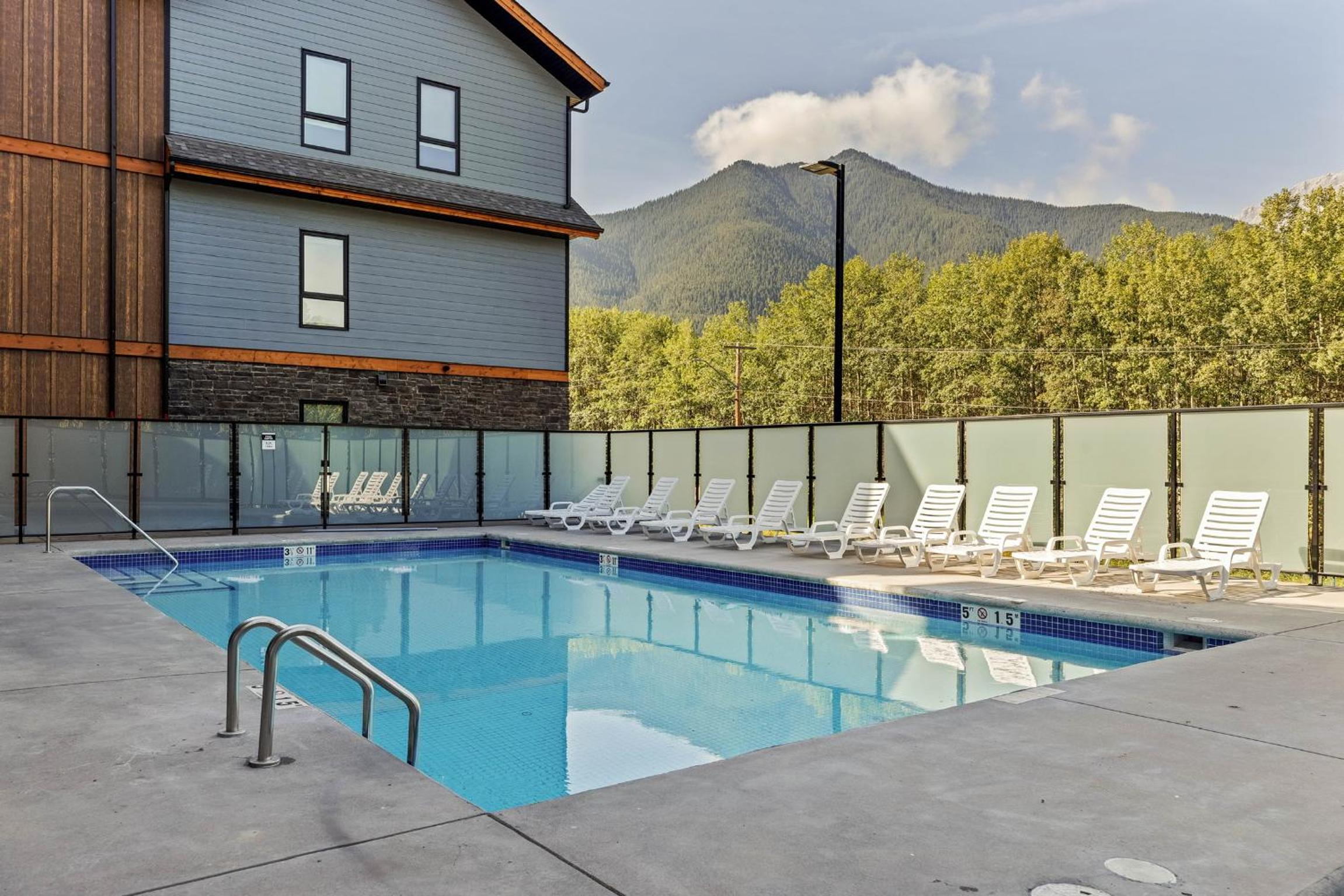 Perfect 3 bed-2 bath Top Floor Hot Tub Heated Pool Gym