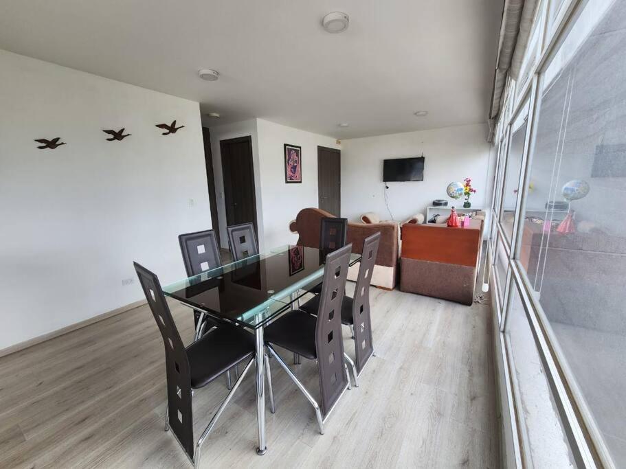Suite Elegante, cómoda, vista increíble, en Centro Financiero Norte de Quito - ideal para profesionales, viajeros, turistas, con parqueadero, seguridad, ge view 2