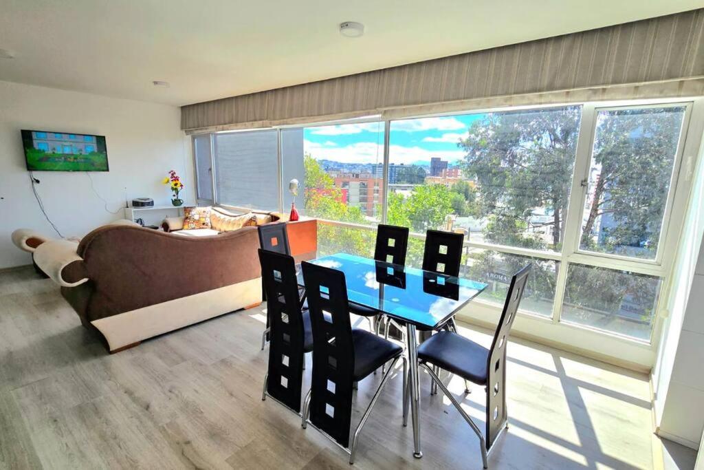 Suite Elegante, cómoda, vista increíble, en Centro Financiero Norte de Quito - ideal para profesionales, viajeros, turistas, con parqueadero, seguridad, ge view 4