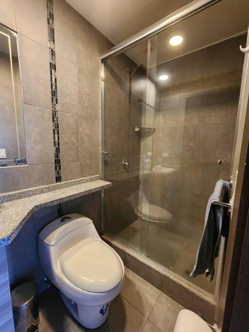 Suite Elegante, cómoda, vista increíble, en Centro Financiero Norte de Quito - ideal para profesionales, viajeros, turistas, con parqueadero, seguridad, ge view 5