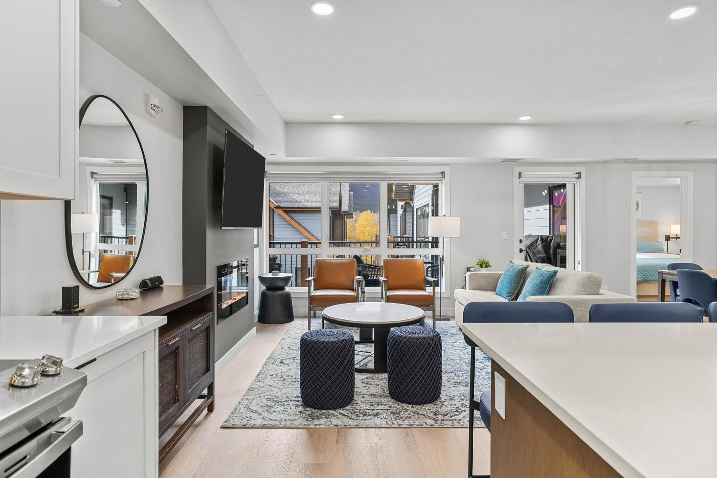 Perfect 3 bed-2 bath Top Floor Hot Tub Heated Pool Gym