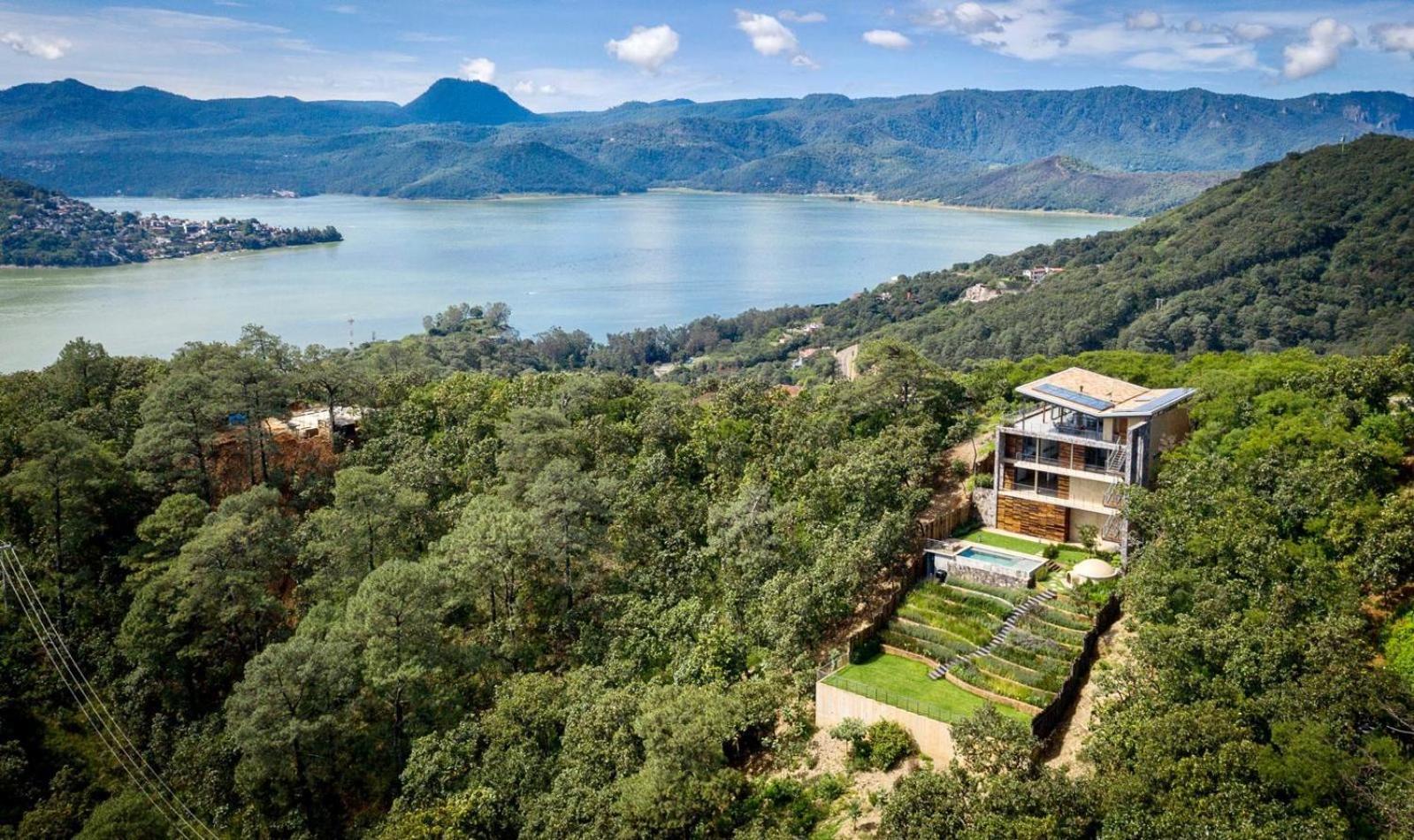 Espectacular casa con hermosa vista al lago - El Santuario Resort view 2