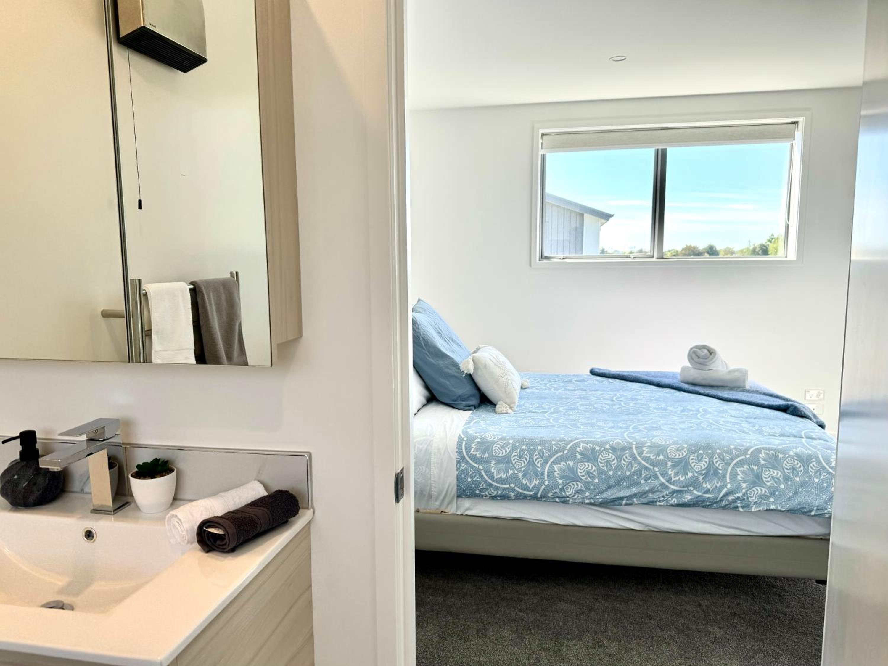 Riccarton 2BDR2BTR Townhouse FREE Carpark FAST Wifi