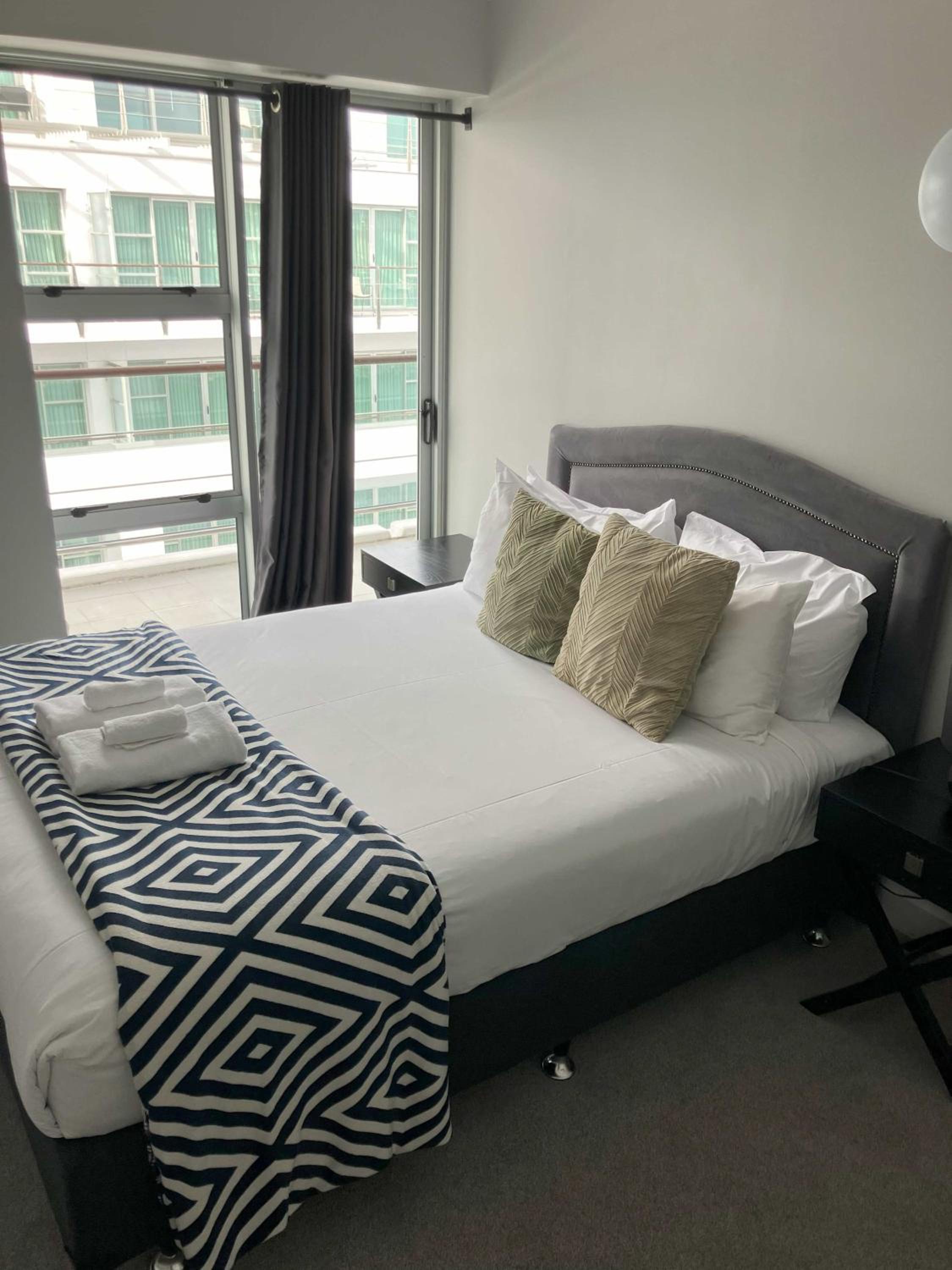 Beautiful renovated 2 x Bdrm,perfect location view 3
