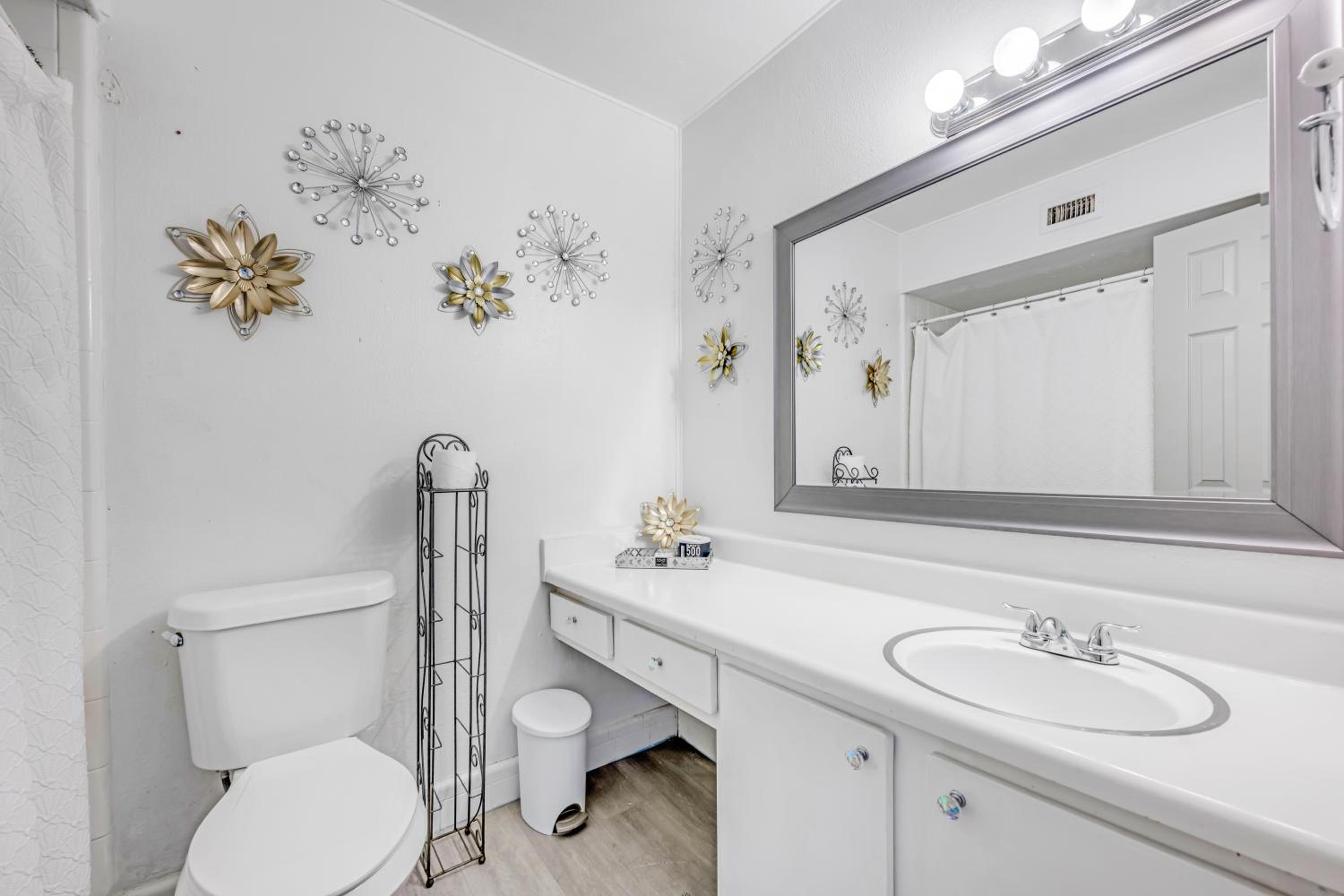 Charming 3 bedroom condo with wifi view 4