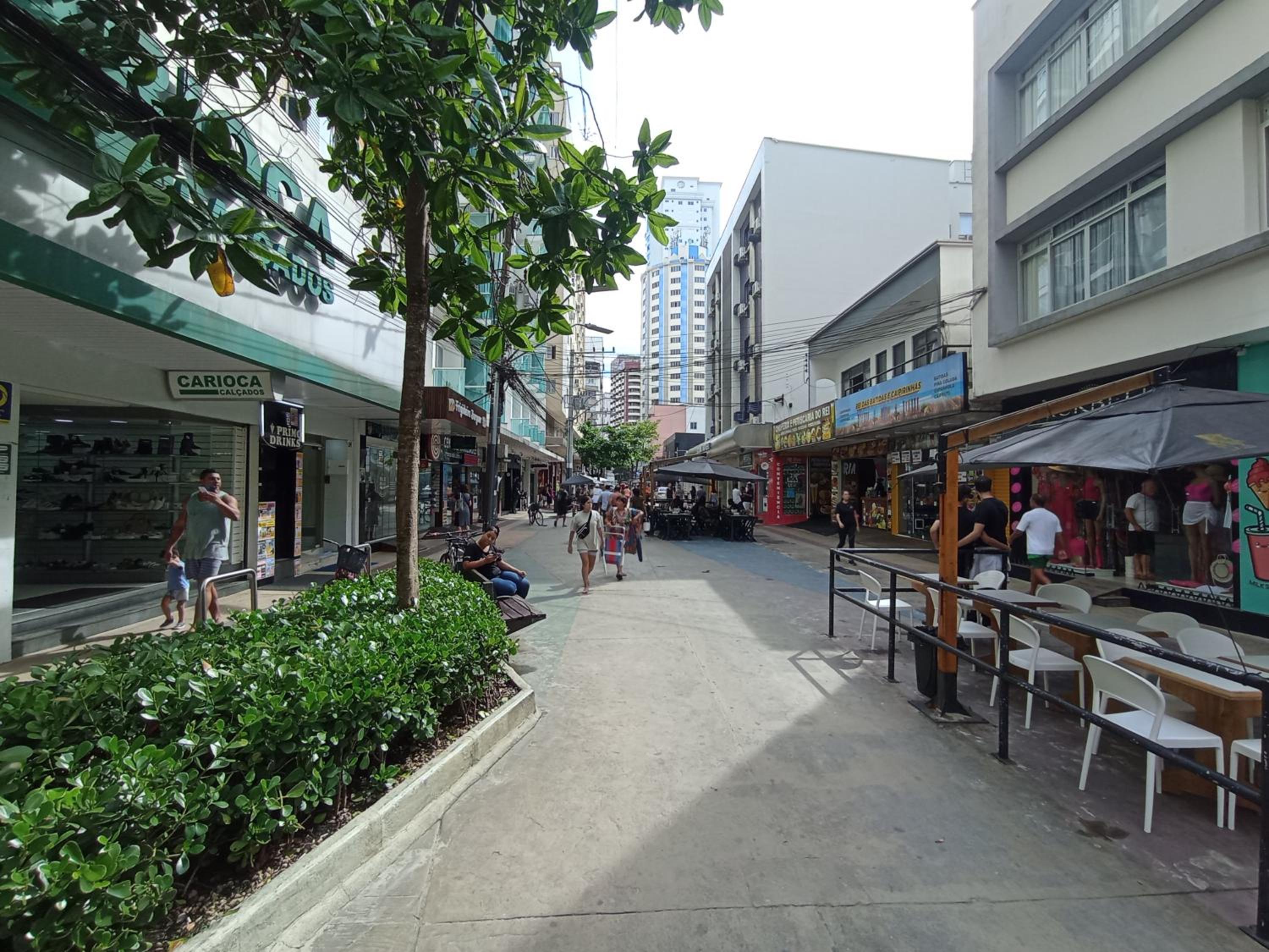 Melhor Local da Quadramar no Calçadão da Praia Central - garagem