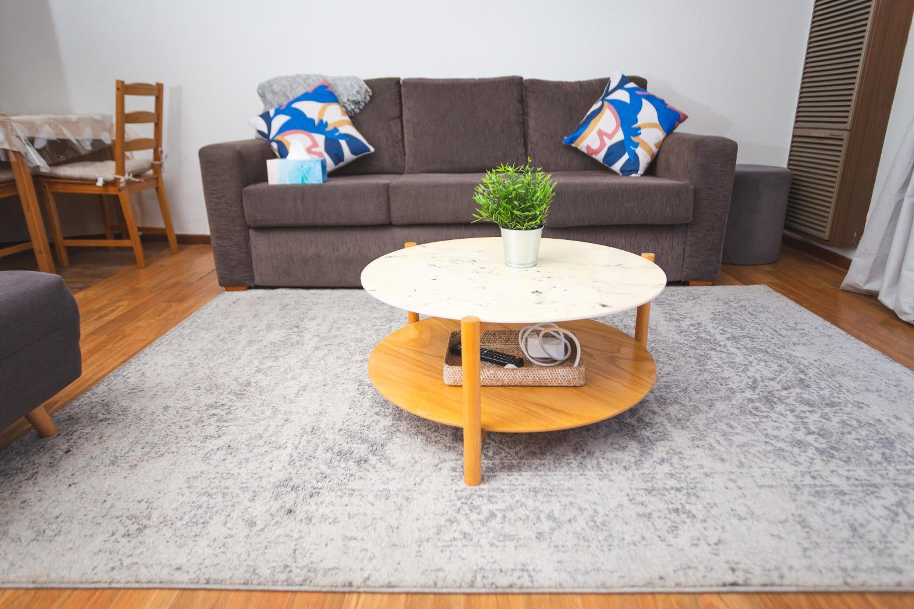 Stay next to train station! Melbourne CBD 12 km!