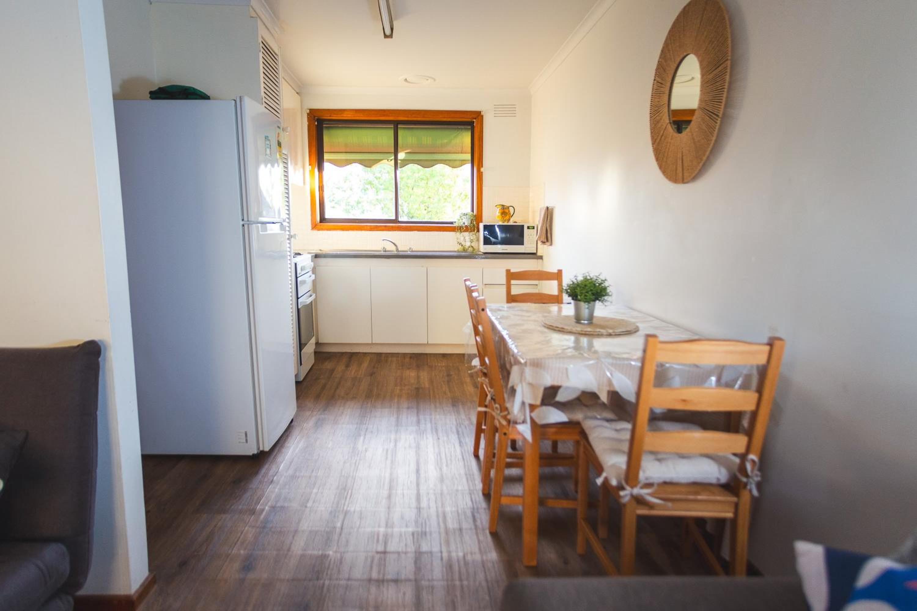 Stay next to train station! Melbourne CBD 12 km!