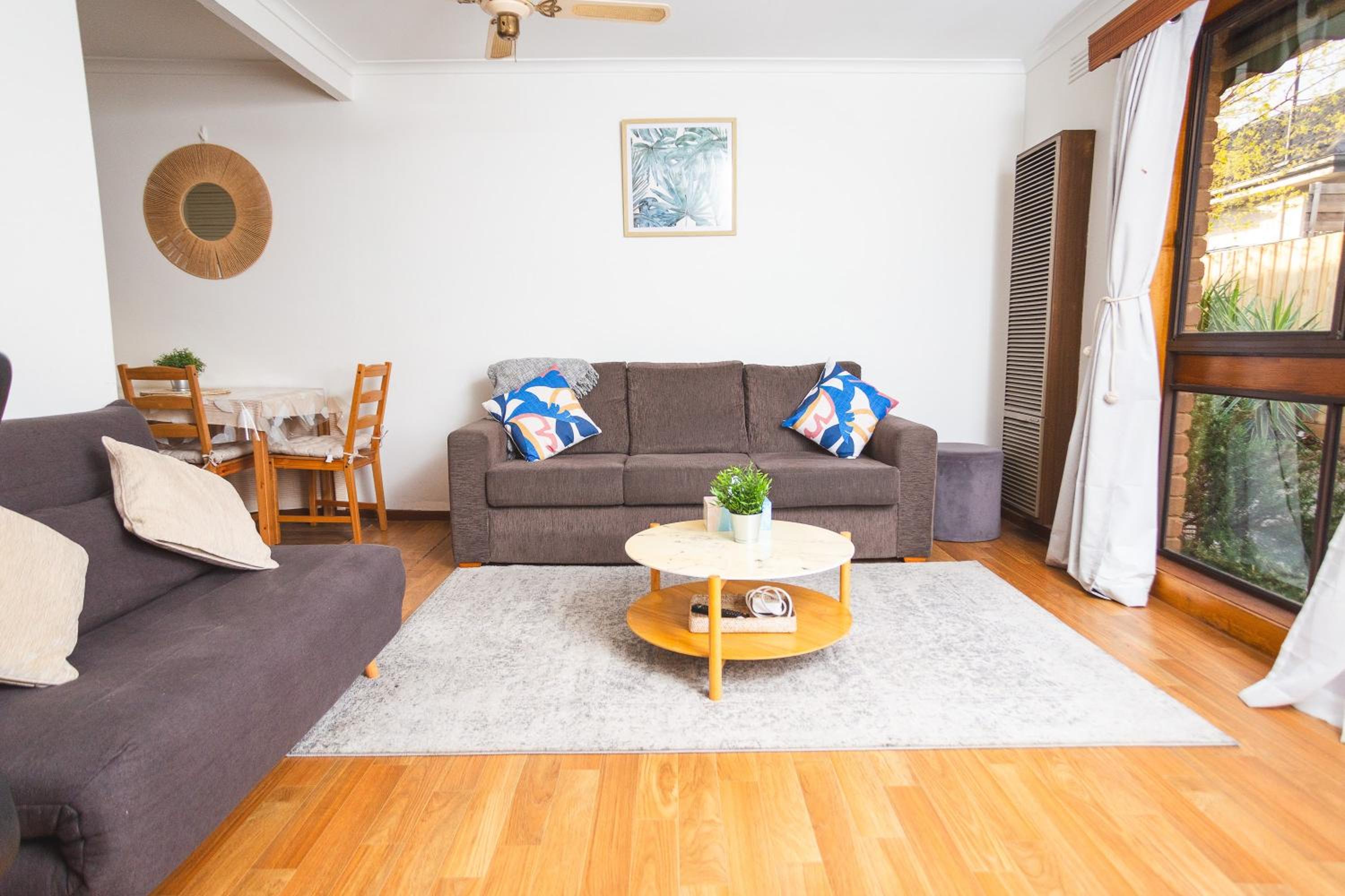 Stay next to train station! Melbourne CBD 12 km!
