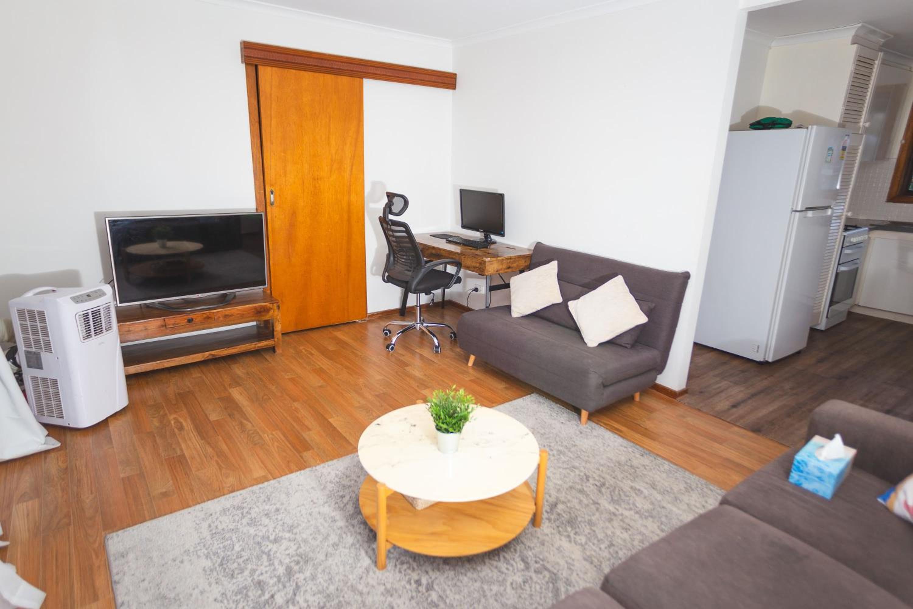 Stay next to train station! Melbourne CBD 12 km!
