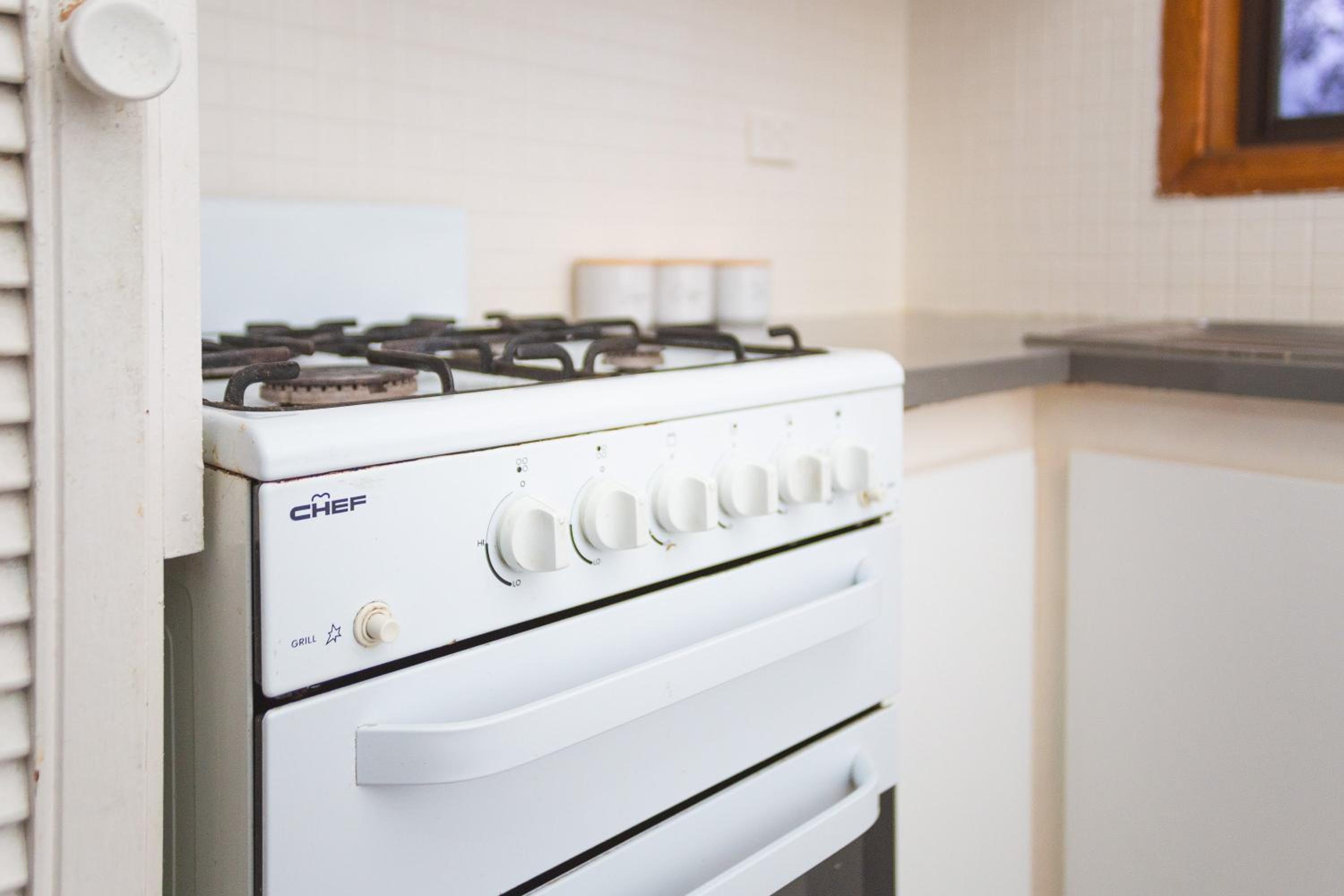 Stay next to train station! Melbourne CBD 12 km!
