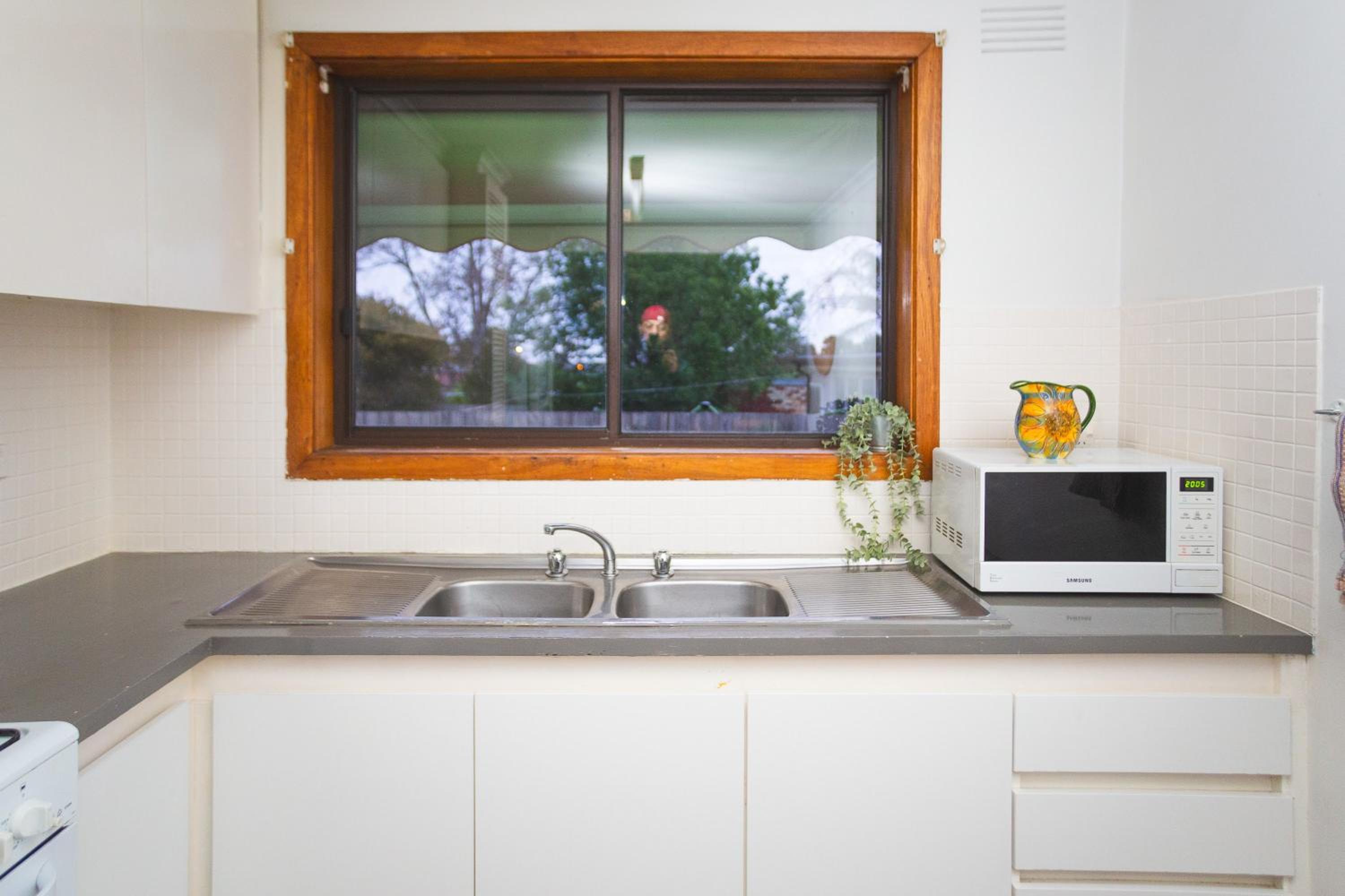 Stay next to train station! Melbourne CBD 12 km!