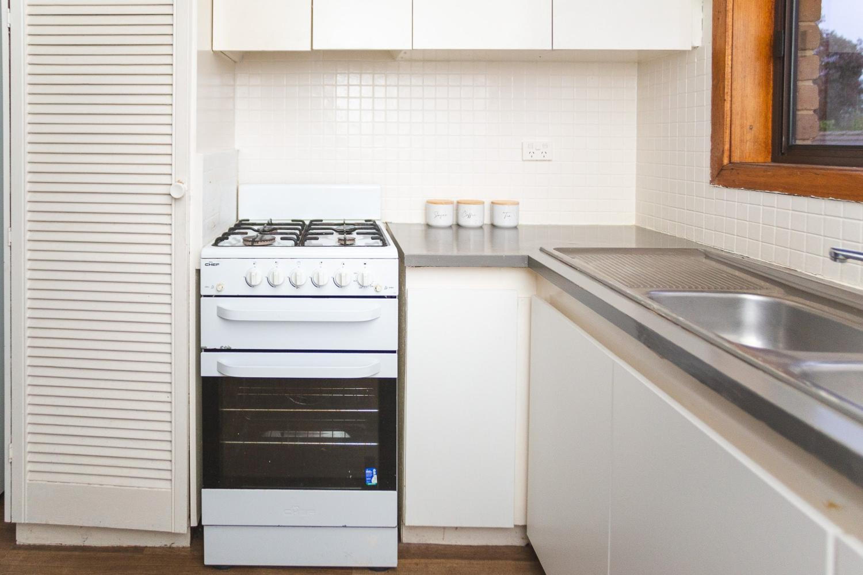 Stay next to train station! Melbourne CBD 12 km!
