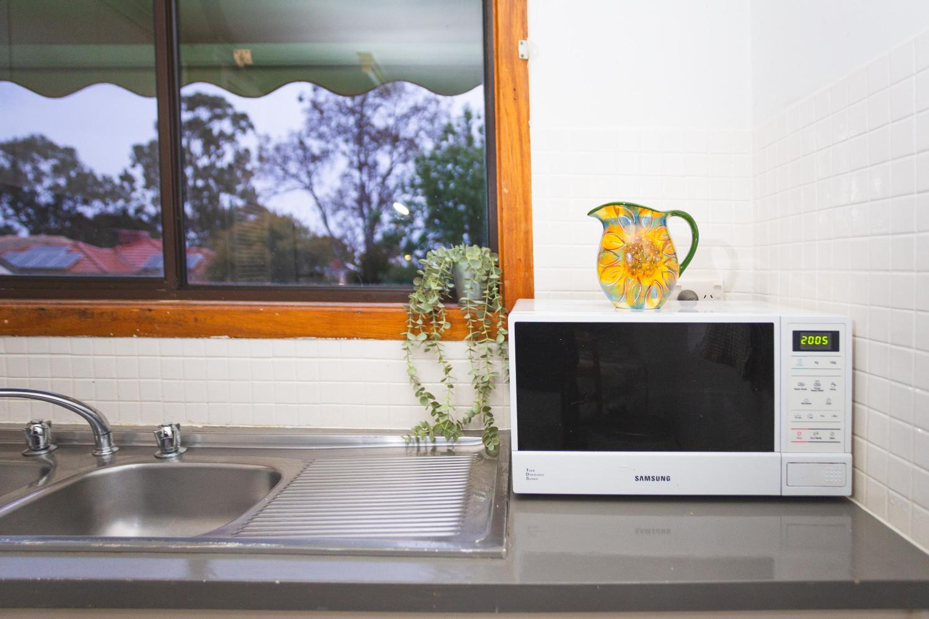 Stay next to train station! Melbourne CBD 12 km!