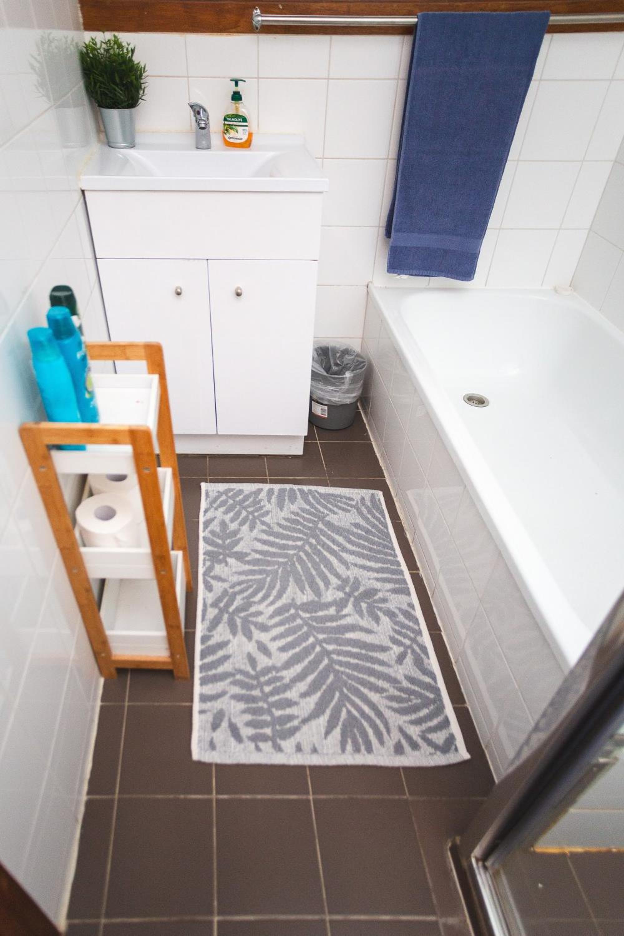 Stay next to train station! Melbourne CBD 12 km!
