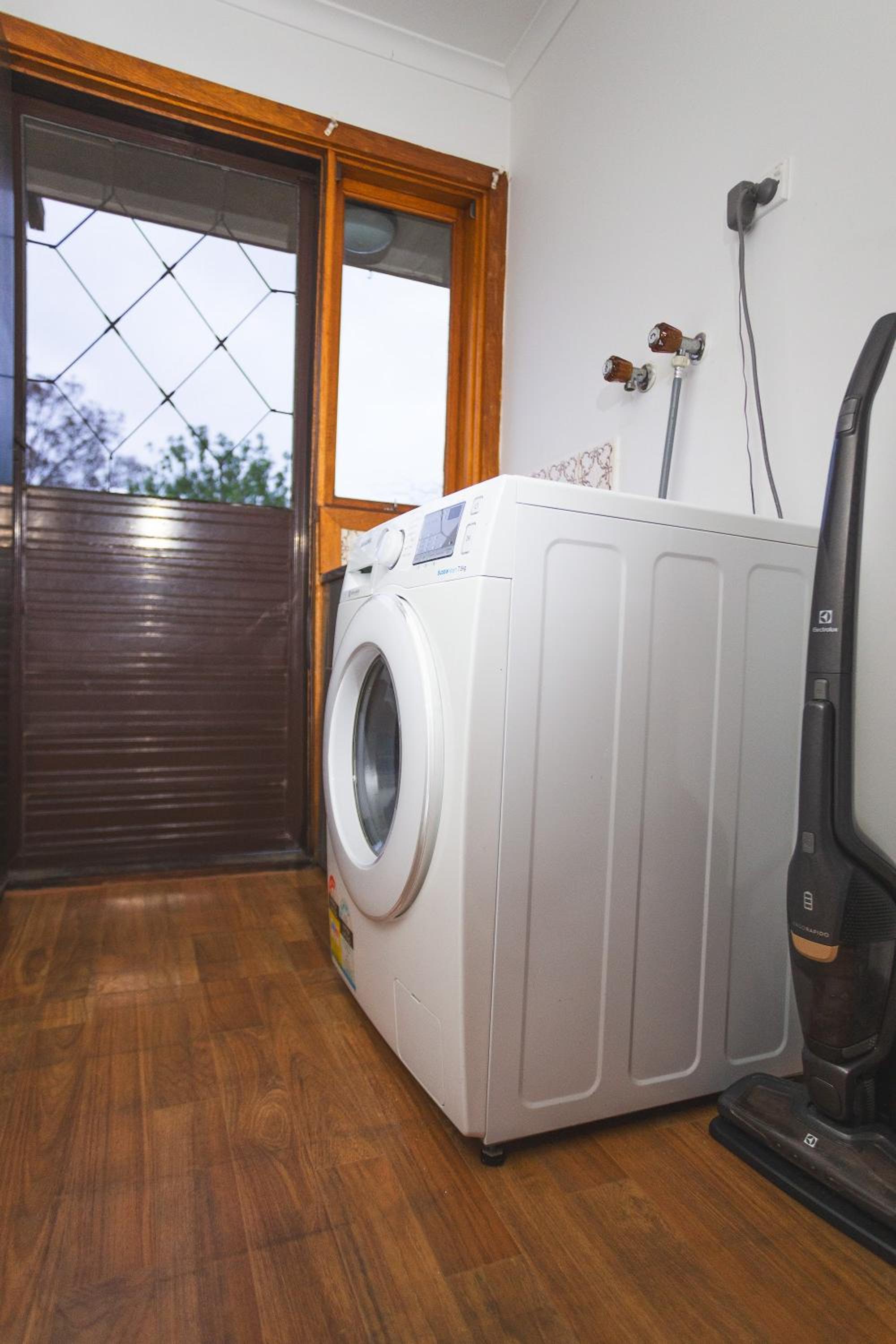 Stay next to train station! Melbourne CBD 12 km!