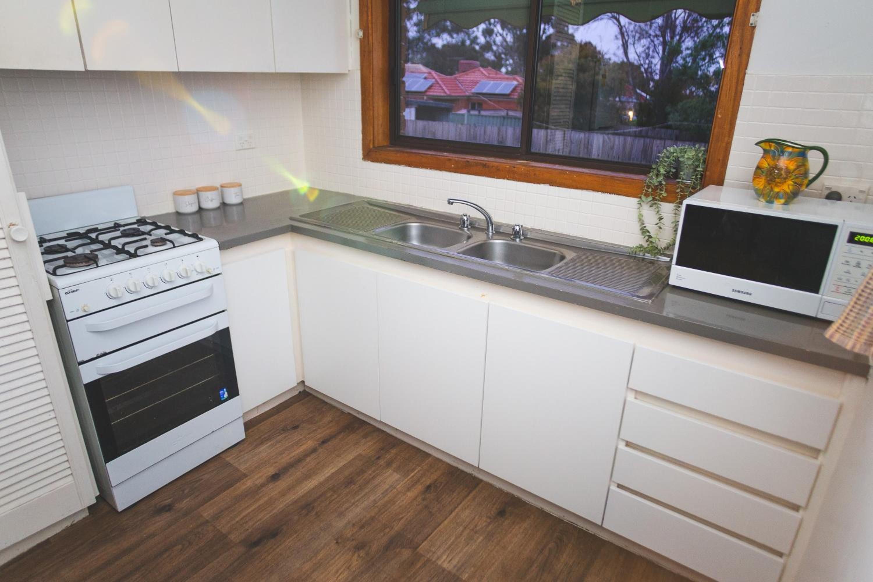 Stay next to train station! Melbourne CBD 12 km!