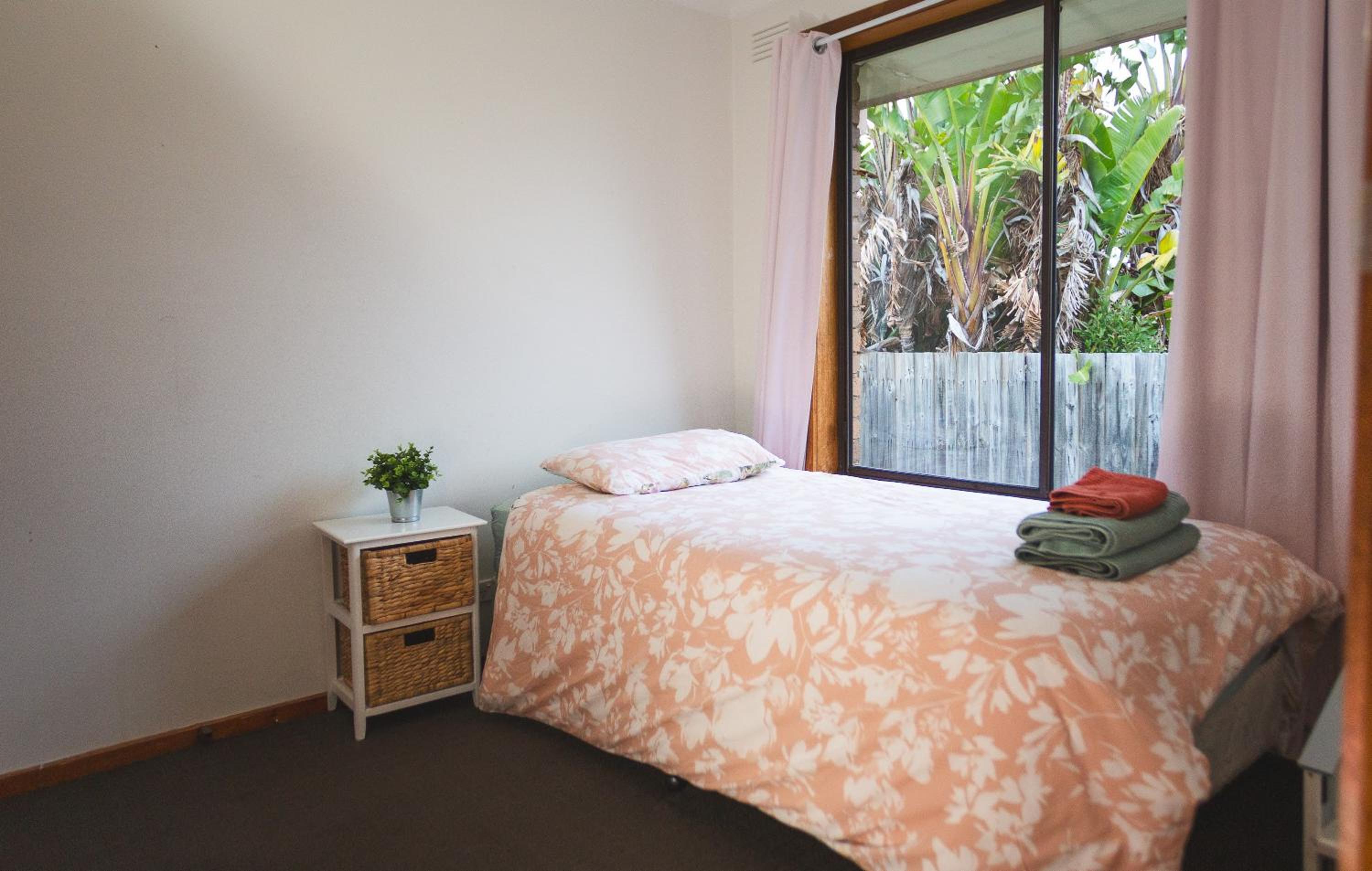 Stay next to train station! Melbourne CBD 12 km!