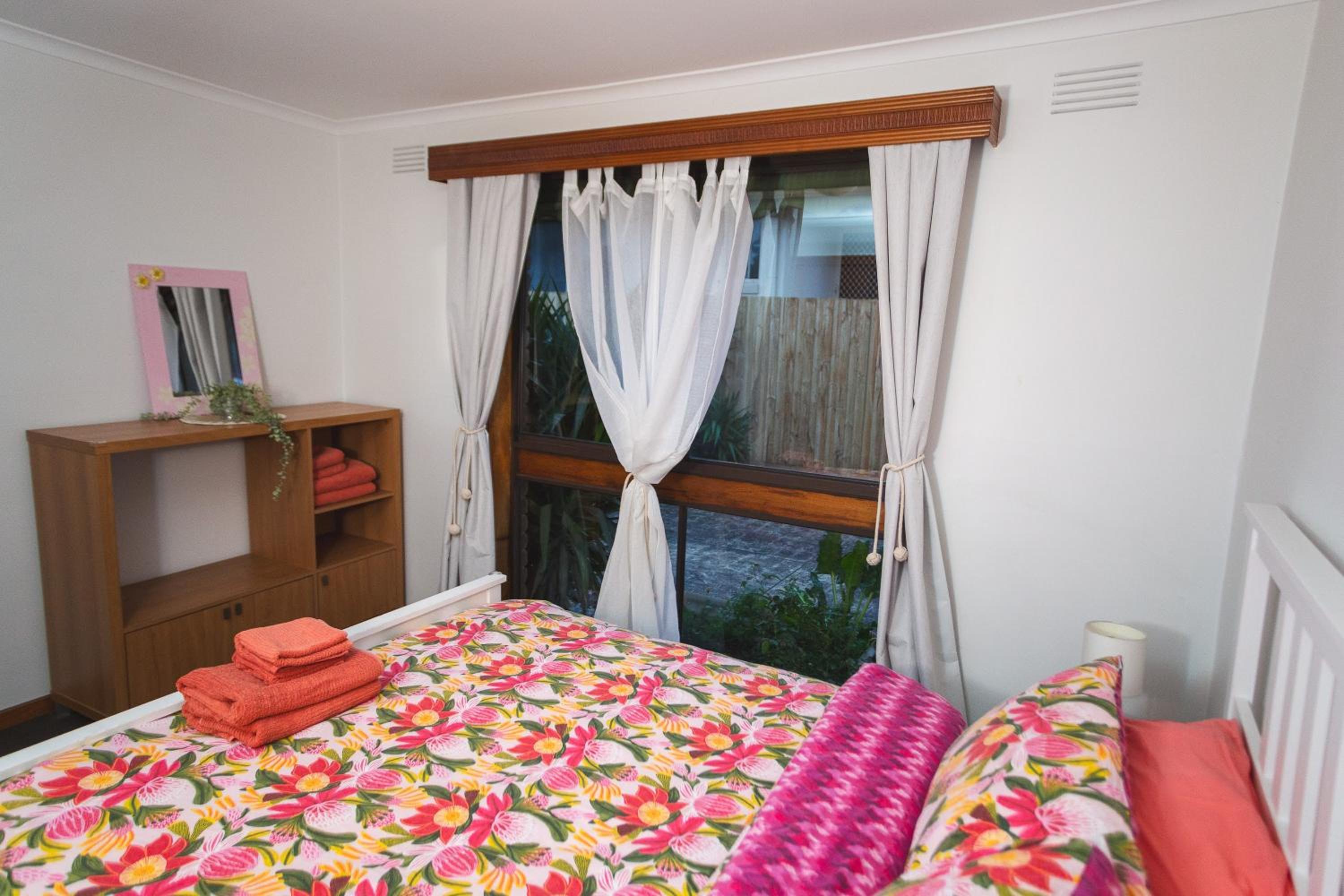 Stay next to train station! Melbourne CBD 12 km!