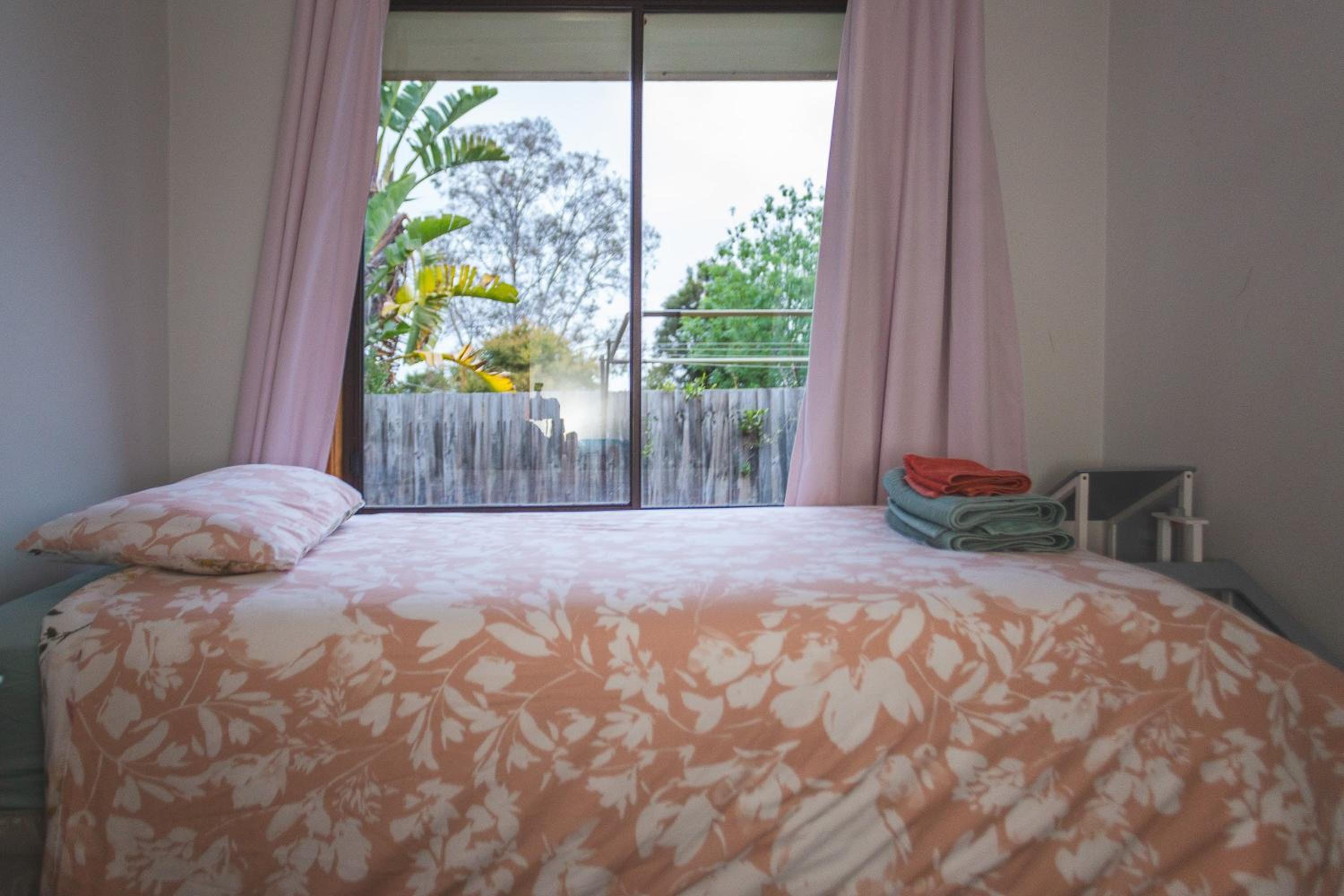 Stay next to train station! Melbourne CBD 12 km!