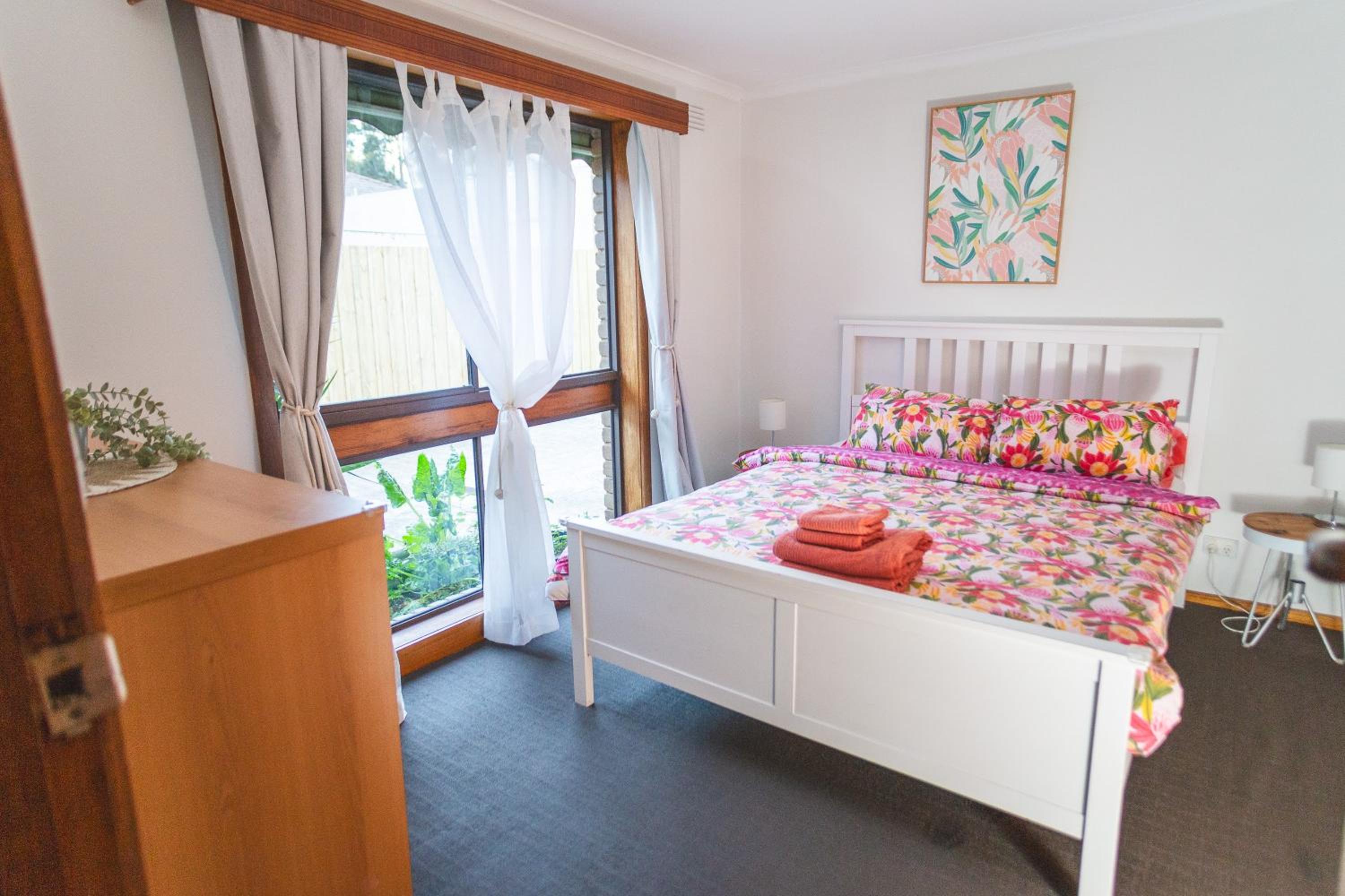 Stay next to train station! Melbourne CBD 12 km!