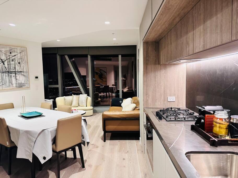 Grand Luxe Suite Stunning Views Next to Ritz Carlton