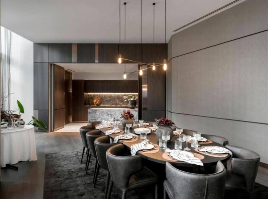 Grand Luxe Suite Stunning Views Next to Ritz Carlton