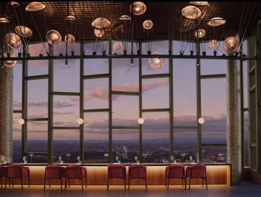 Grand Luxe Suite Stunning Views Next to Ritz Carlton