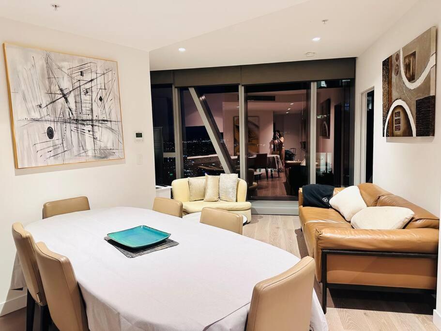 Grand Luxe Suite Stunning Views Next to Ritz Carlton