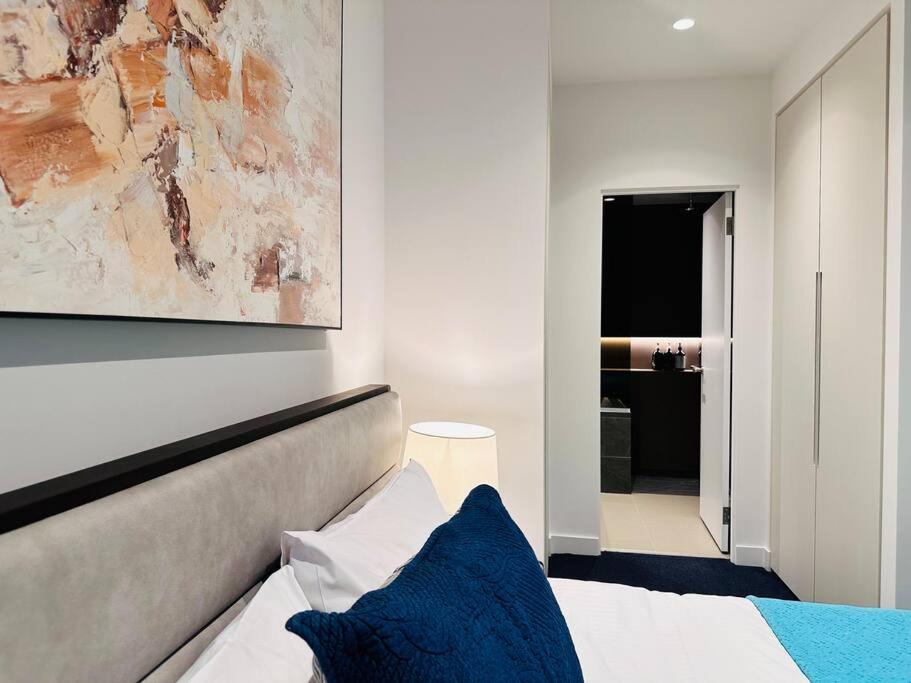Grand Luxe Suite Stunning Views Next to Ritz Carlton