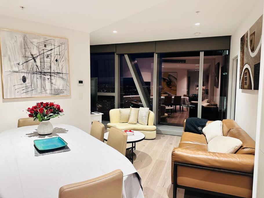 Grand Luxe Suite Stunning Views Next to Ritz Carlton