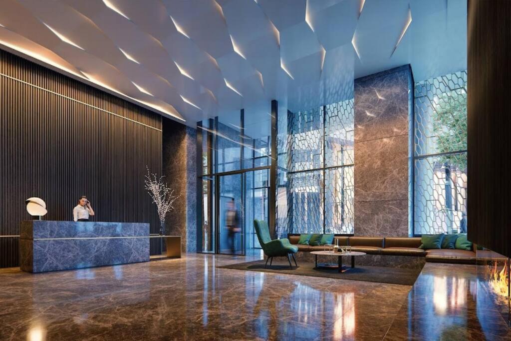 Grand Luxe Suite Stunning Views Next to Ritz Carlton