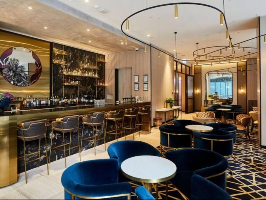 Grand Luxe Suite Stunning Views Next to Ritz Carlton