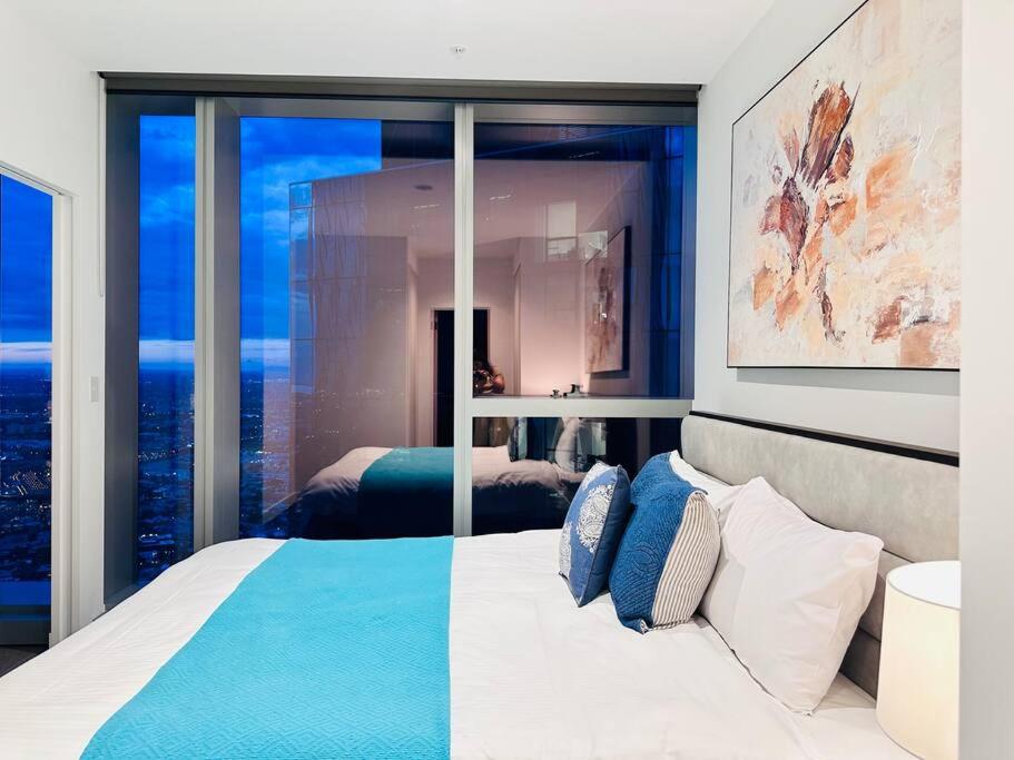 Grand Luxe Suite Stunning Views Next to Ritz Carlton