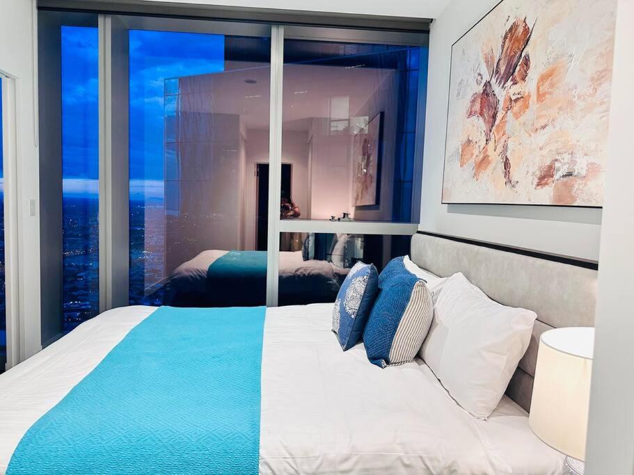 Grand Luxe Suite Stunning Views Next to Ritz Carlton