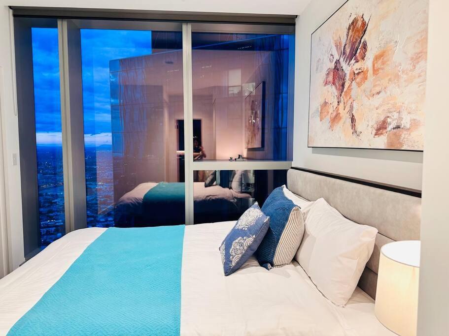 Grand Luxe Suite Stunning Views Next to Ritz Carlton