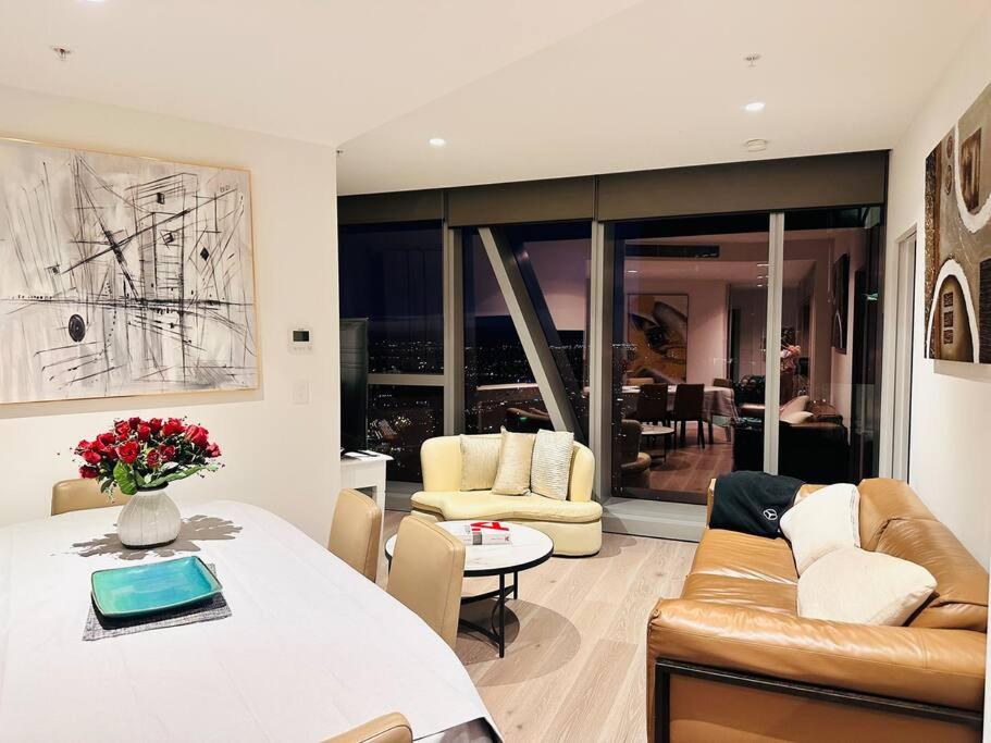 Grand Luxe Suite Stunning Views Next to Ritz Carlton