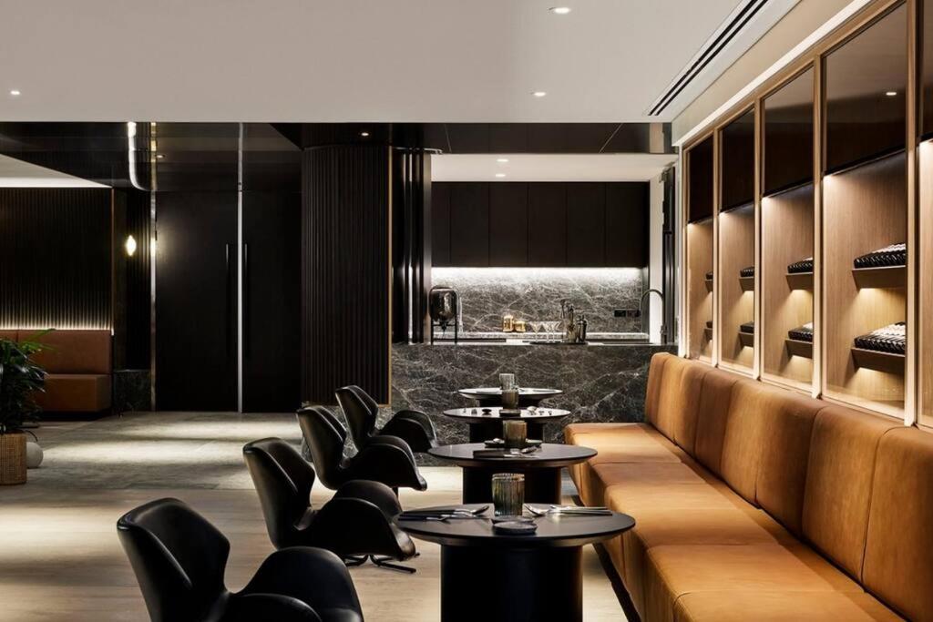 Grand Luxe Suite Stunning Views Next to Ritz Carlton