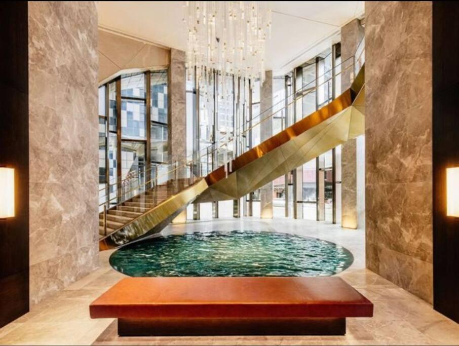 Grand Luxe Suite Stunning Views Next to Ritz Carlton
