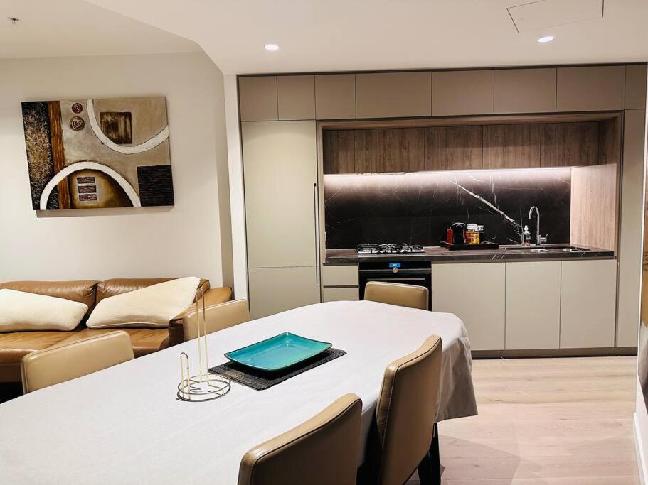 Grand Luxe Suite Stunning Views Next to Ritz Carlton